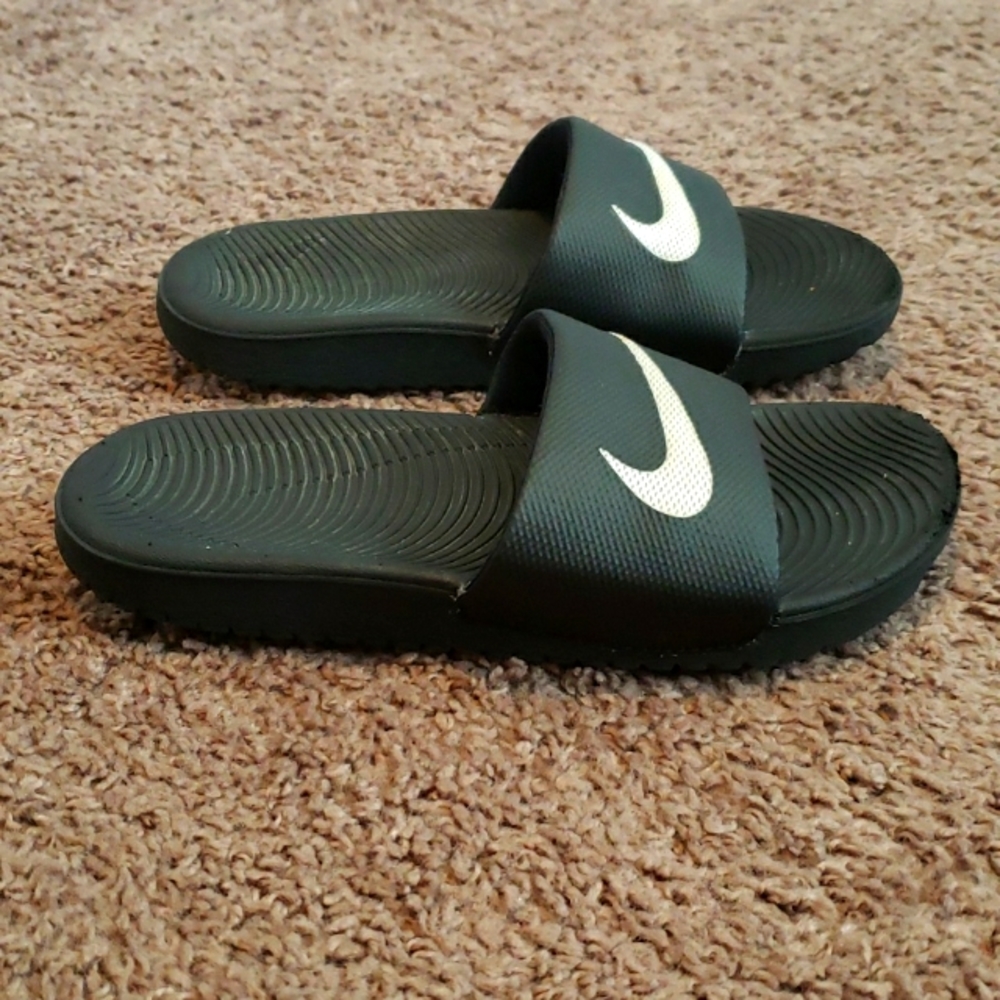 Boy's black Nike sandals in size 1